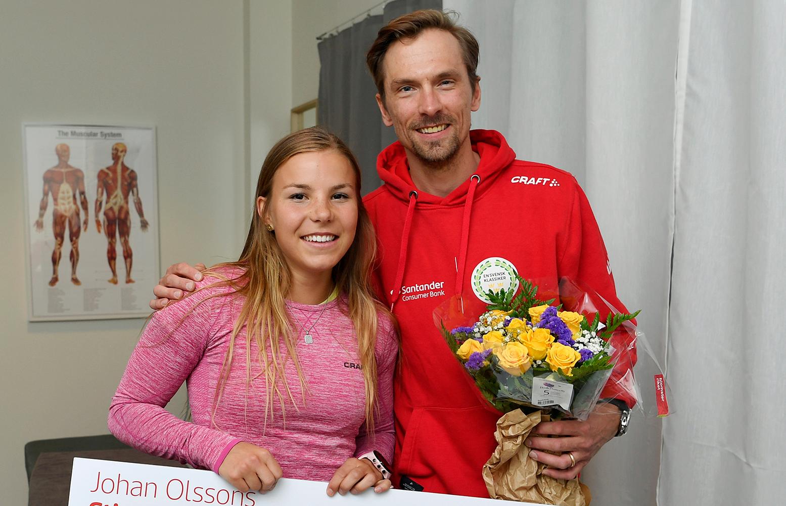 Johanna Hagström tar emot pris av Johan Olsson